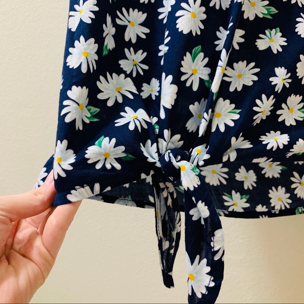 NWOT Sleeveless Daisy Print Tie Hem Top - Picture 2 of 8